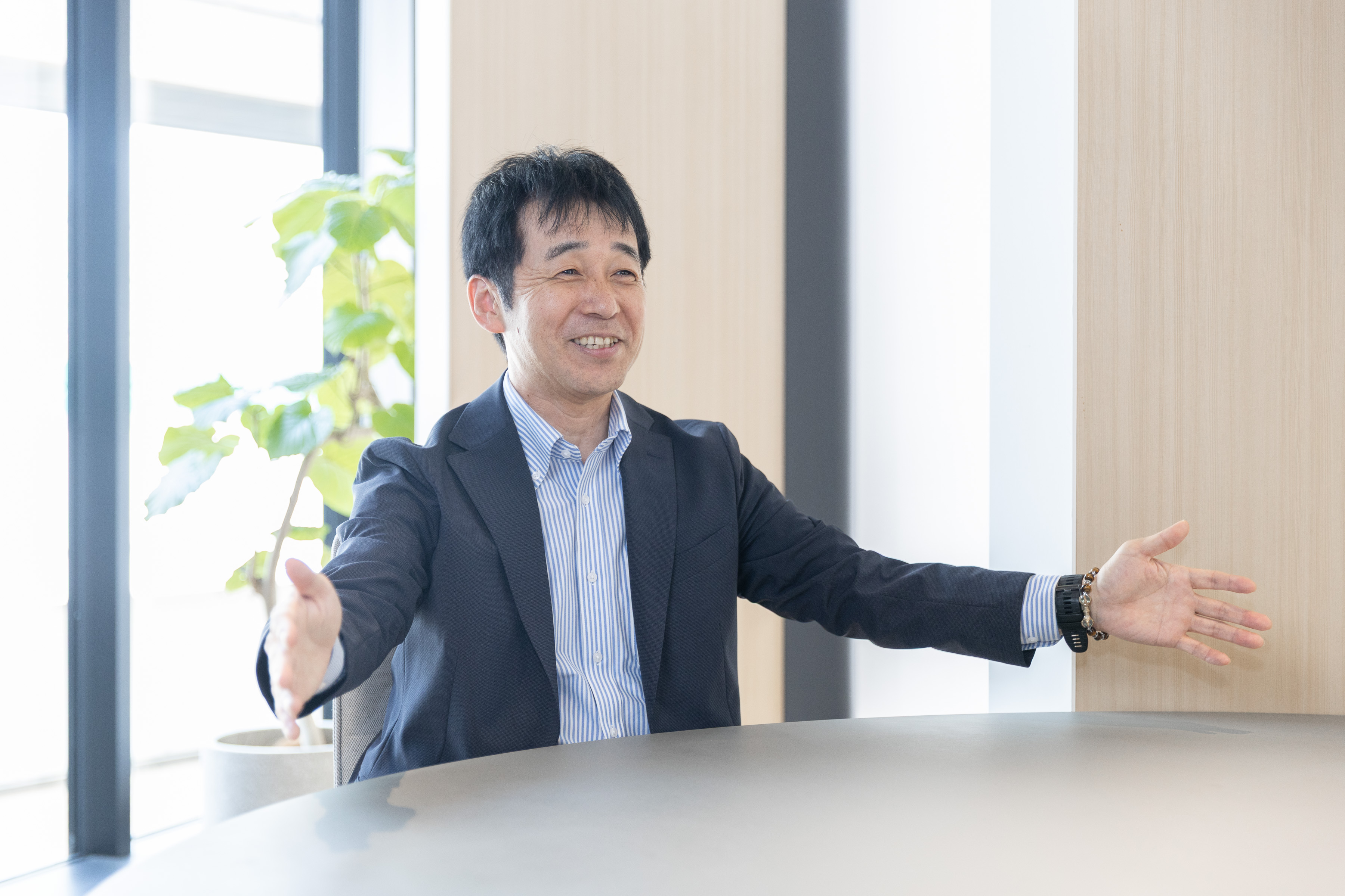 代表の真剣な表情でのインタビュー