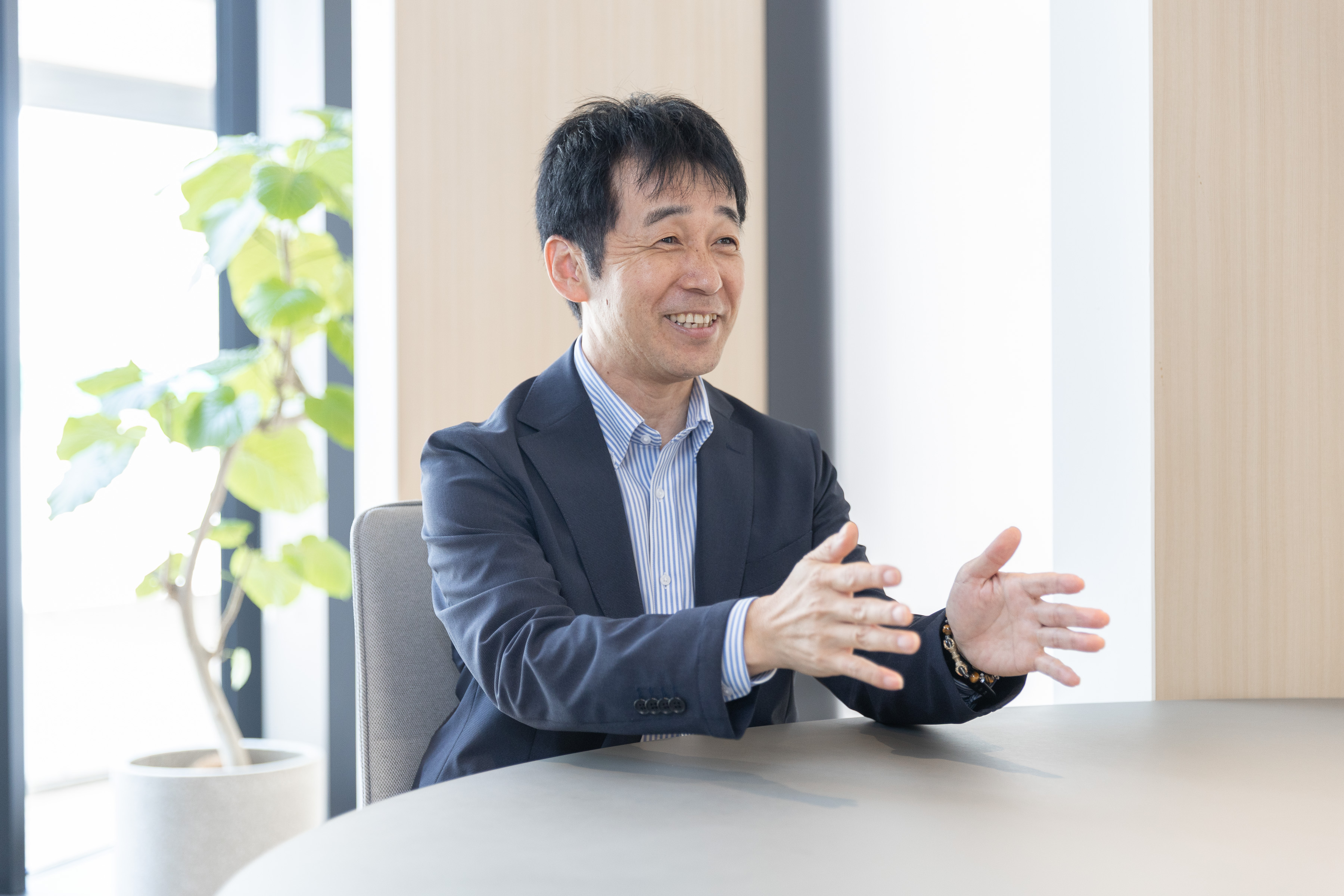 代表の明るい表情でのインタビュー